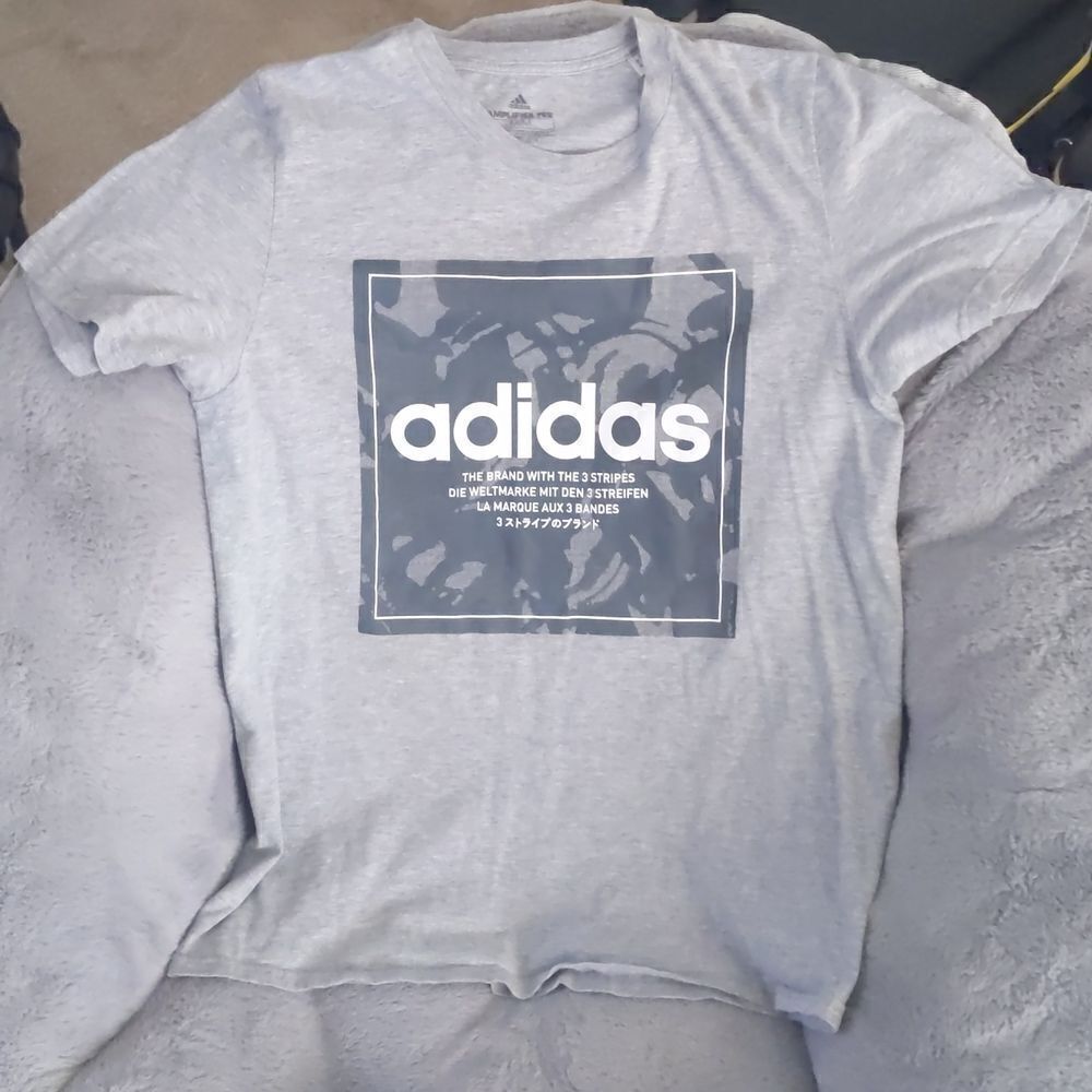 Men's Adidas amplifier tshirt gray size medium